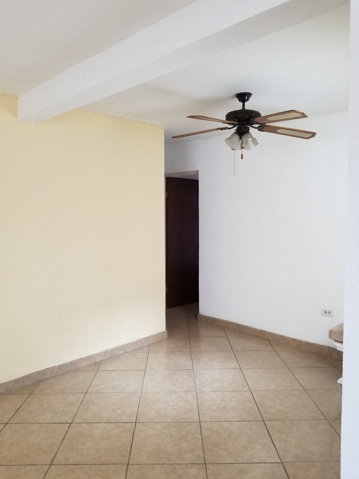 7 de 10: SALA CON PISO DE LOSETA