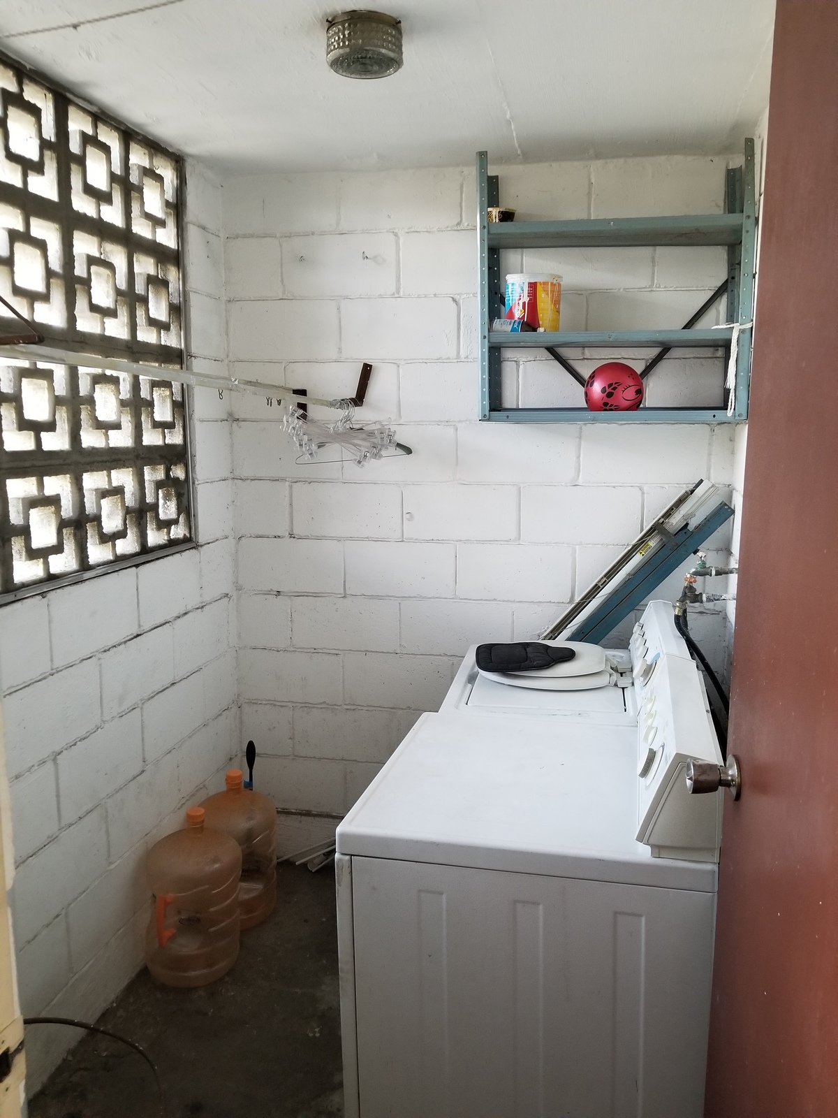 9 de 10: CUARTO DE SERVICIO CON LAVADORA 