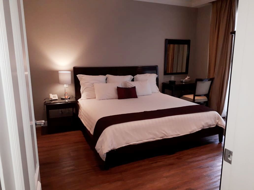 2 de 5: Servicio hotel 
Blancos: Toallas,sábanas, colchas almohadas.