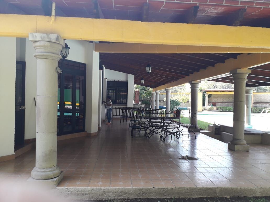 24 de 37: Terraza con mesa y sillas de jardín 