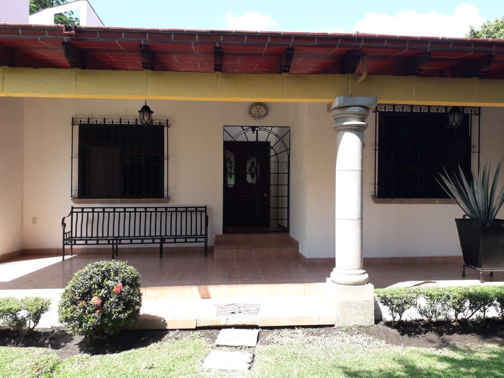 36 de 37: Banca de hierro, decoración de la entrada con arbustos.