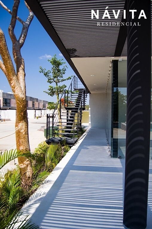 10 de 24: Acceso Salón Climatizado