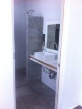 3 de 4: Baño y regadera privada