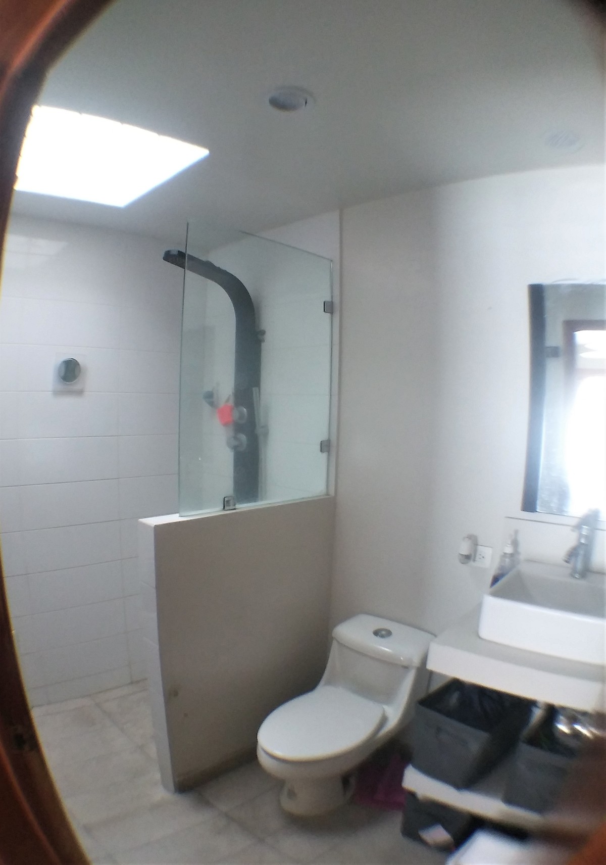 12 de 13: baño de recámara principal con ducha multimodo