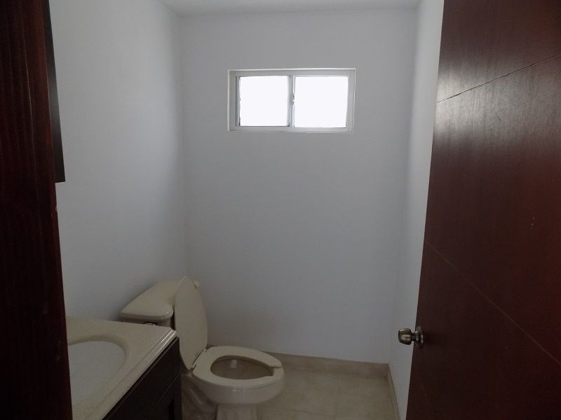 7 de 27: Medio Baño en Planta Baja