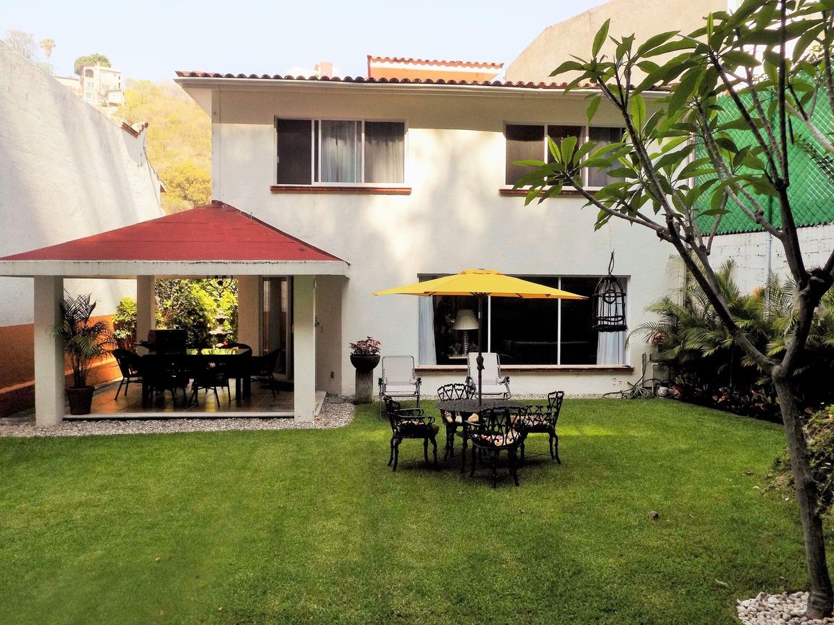 1 of 15: Fachada interior