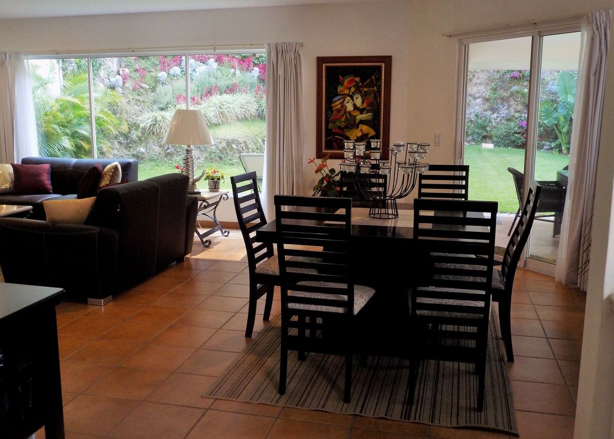 4 of 15: Comedor con acceso a la terraza y jardin