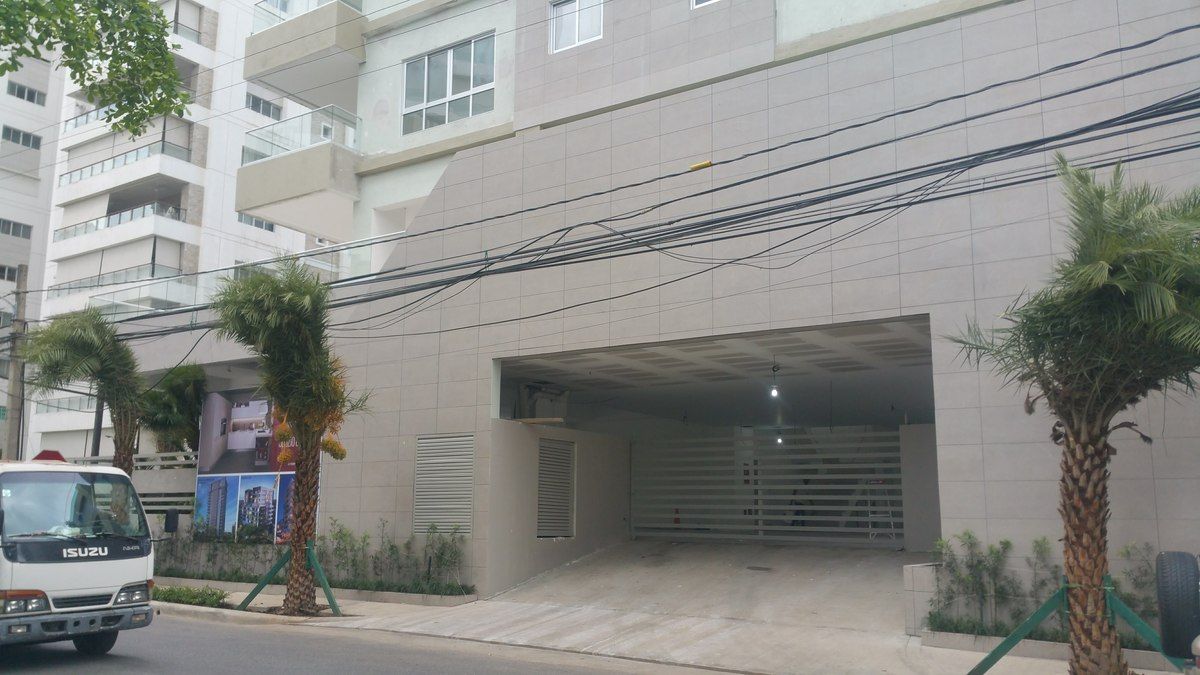 3 de 20: Entrada al parqueo