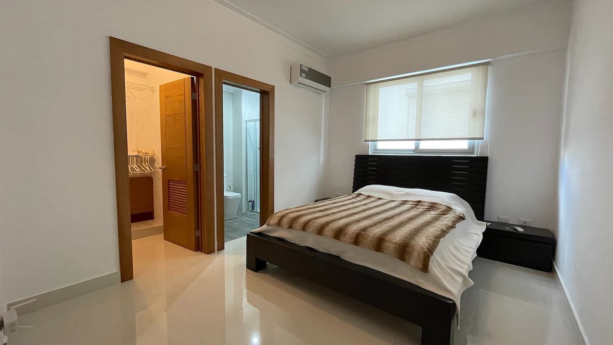 5 de 24: Habitación secundaria con baño y walk-in closet