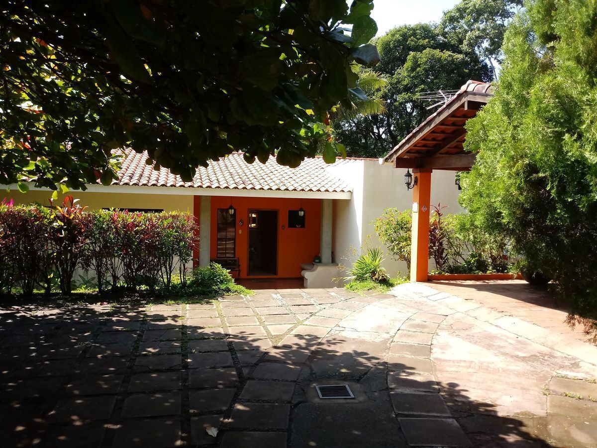 2 de 40: En venta casa en Condominio  La Hacienda San José Villanueva