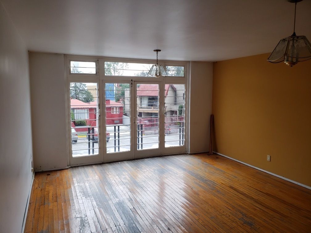 5 de 16: SALA CON SALIDA AL BALCON