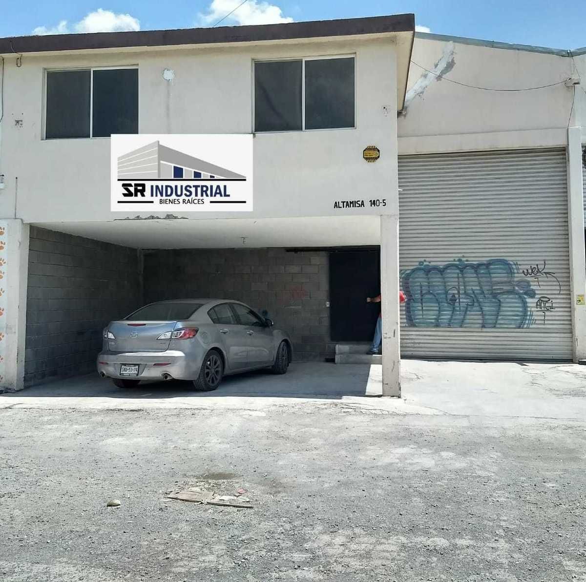 2 de 10: estacionamiento y entrada