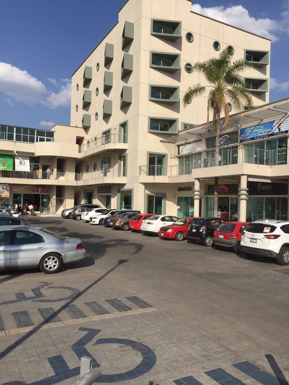 Local comercial en Plaza Jardines, Querétaro.