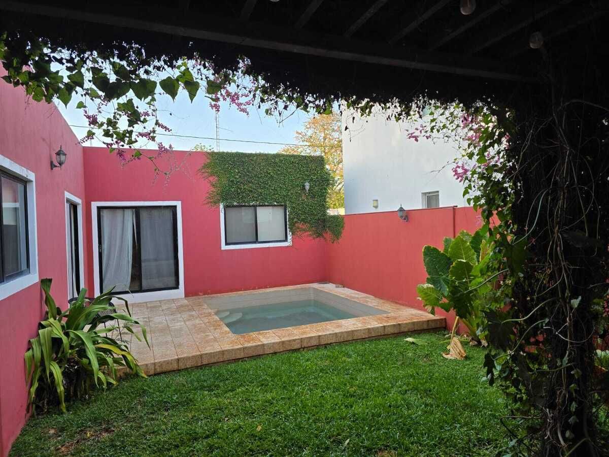 3 of 20: Piscina y jardín interior