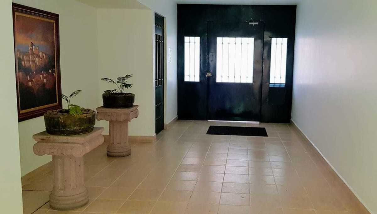 2 de 13: Hall entrada edificio