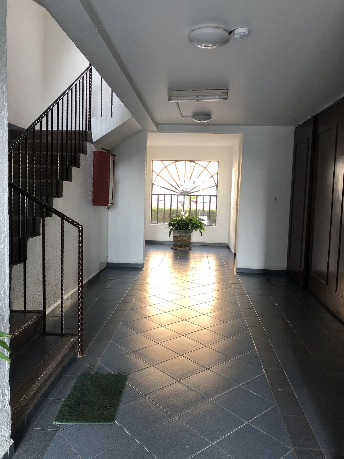 3 de 14: Hallway 