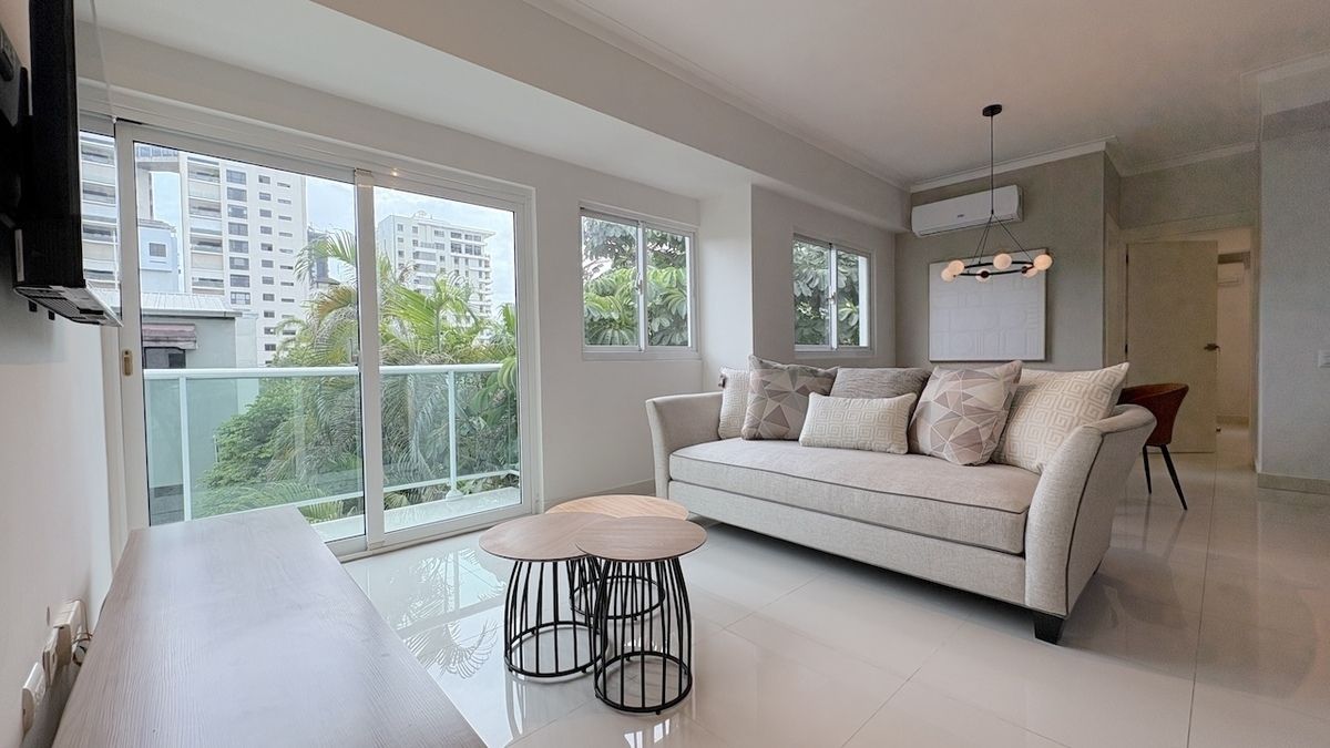 1 of 12: Sala y balcon al fondo