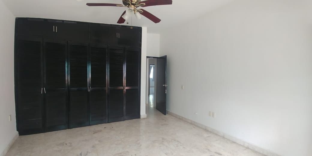 33 of 34: Recámara con closet, abanico y minisplit