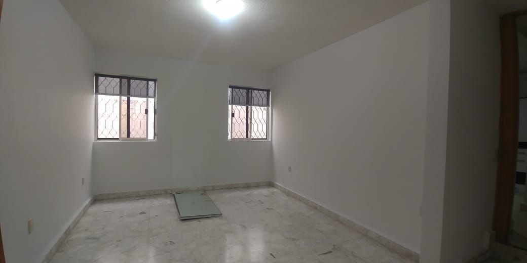 15 de 28: Sala con persianas enrollables