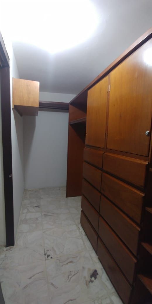 20 de 28: Rec 4 con walking closet