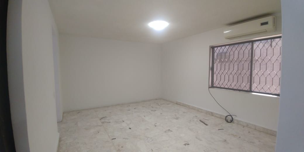 17 de 28: Rec 4 en planta baja con baño completo y walking closet