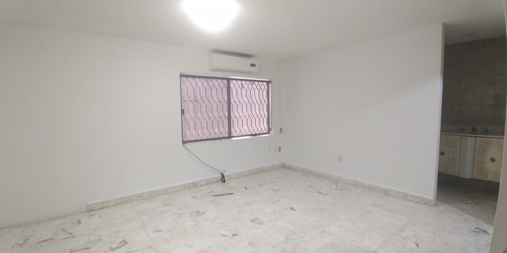 18 de 28: Rec 4 en planta baja con baño completo y walking closet1