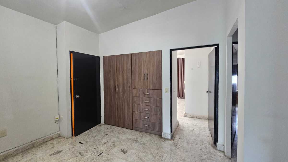 4 de 28: Estancia planta alta con closet adicional