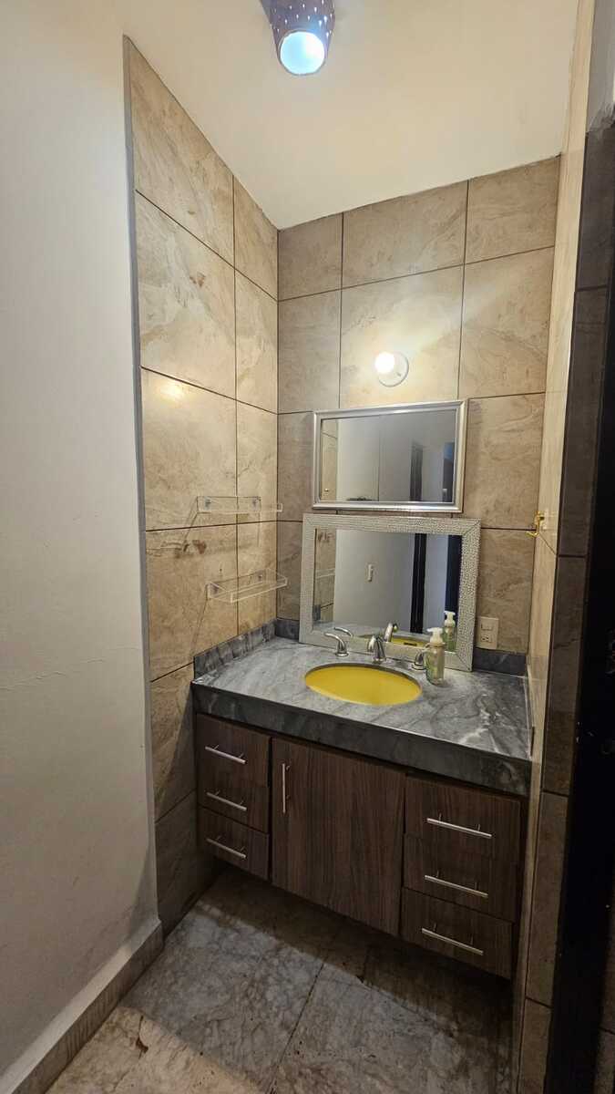 8 de 28: Baño #2 compartido para 2 habitaciones secundarias