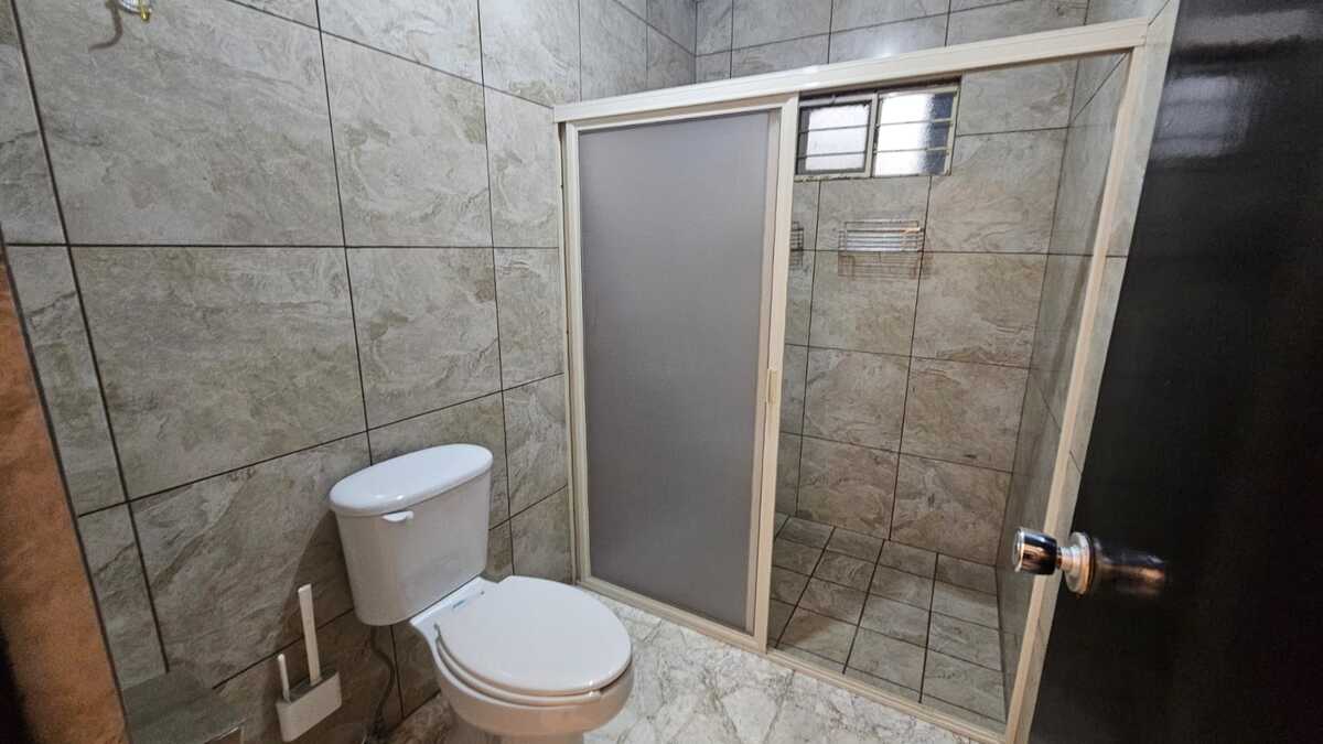 9 de 28: Baño #2 compartido para 2 habitaciones secundarias