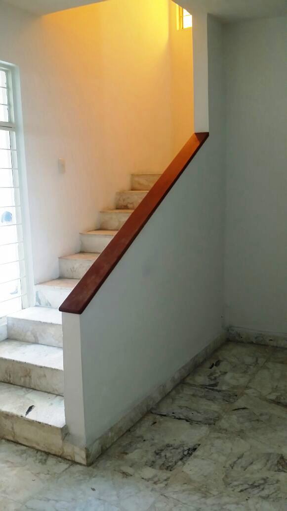 25 de 28: Escalera hacia planta alta