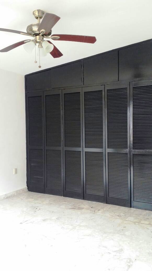 28 de 28: Recámara con closet, abanico y minisplit