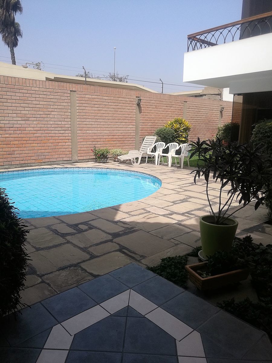 26 de 28: Acceso a terraza de piscina con vista a casa B
