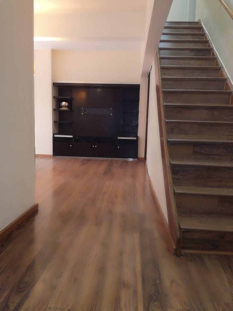 4 de 25: Estancia con piso de madera de ingeniería