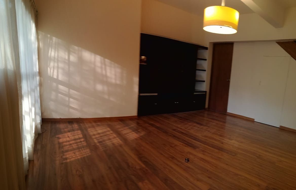 5 de 25: Estancia con piso de madera de ingeniería