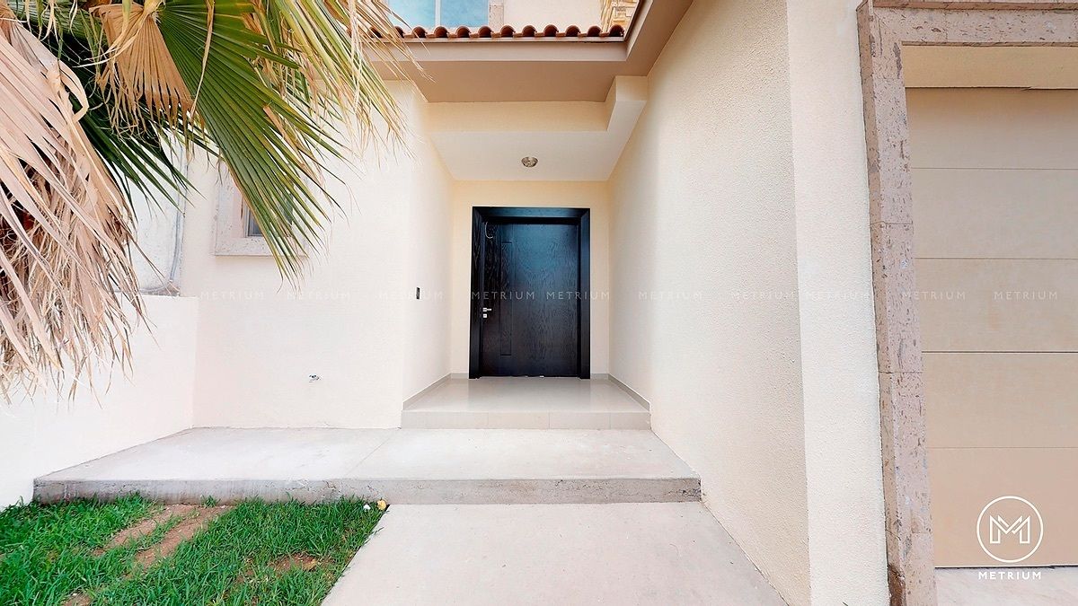 2 de 21: Puerta Principal