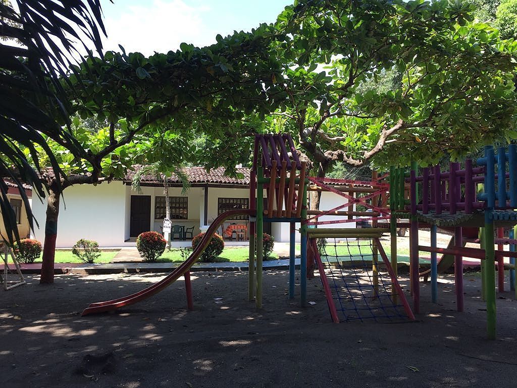 12 de 14: Outside park in front of the houses