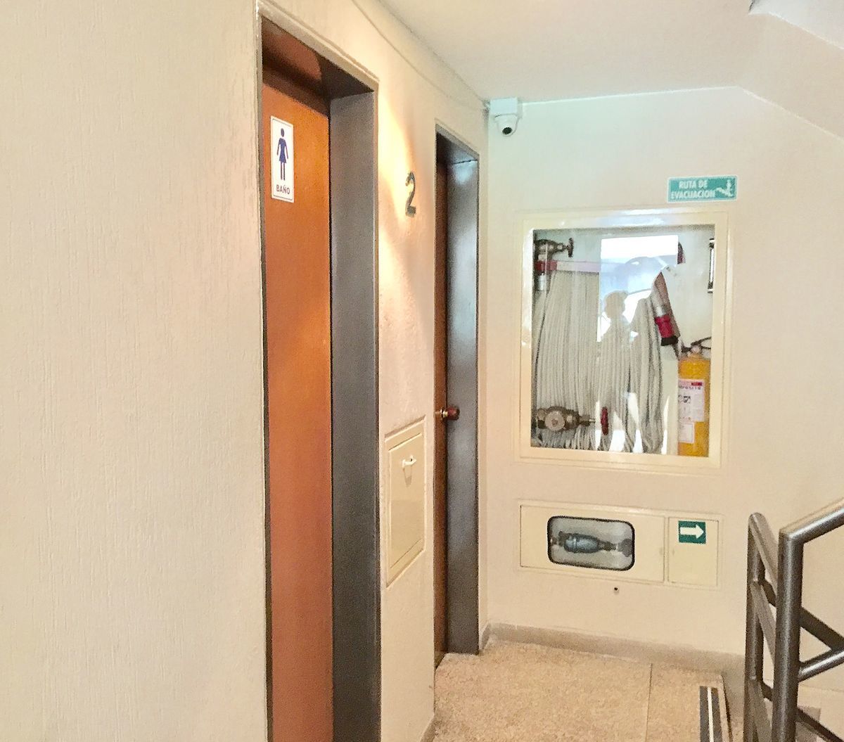 9 de 10: Batería de baños comunes en cada pisos para visitas