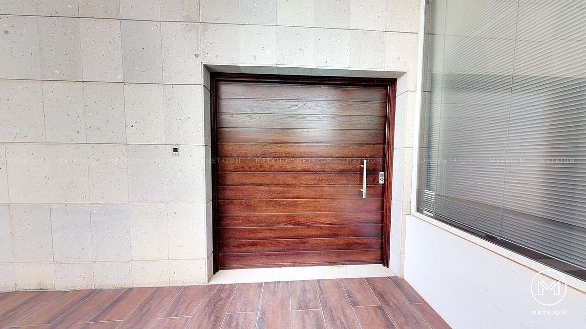 2 de 34: Puerta Principal