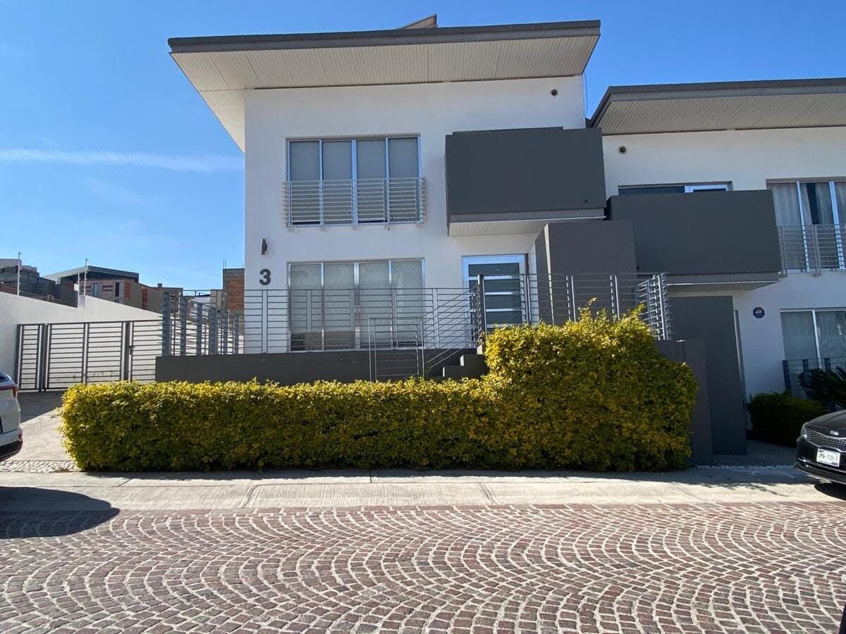 Amplia Casa en Venta en Cumbres de Lago, 4 recs, una en Planta Baja.