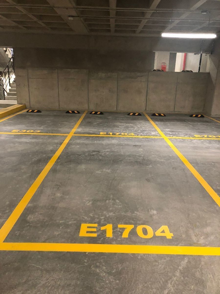 16 de 31: 2 lugares de estacionamiento en línea