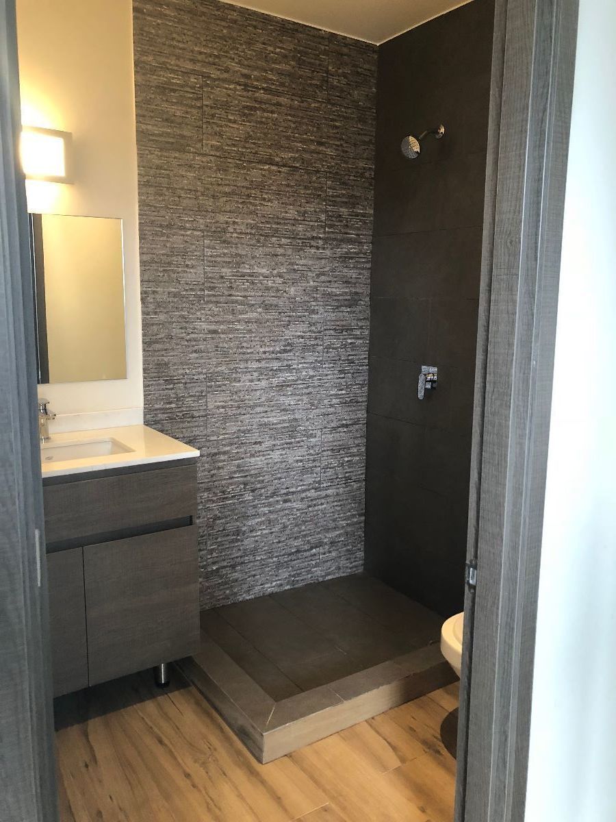 9 de 31: 2 baños completos, uno de ellos en la habitación principal