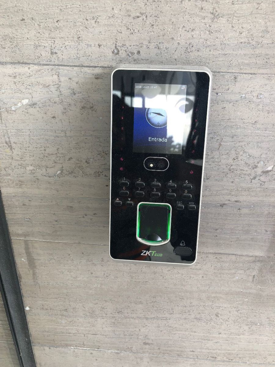 3 de 31: Lector de huella digital para acceso a la Torre