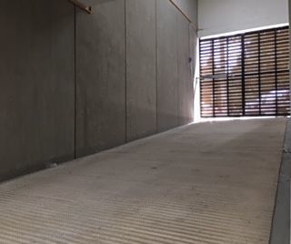 24 de 26: Rampa a estacionamiento techado