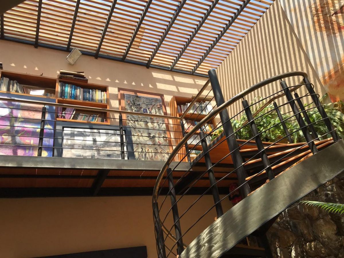 8 of 36: Escalera ubicada en patio Central que nos conduce al 2o piso