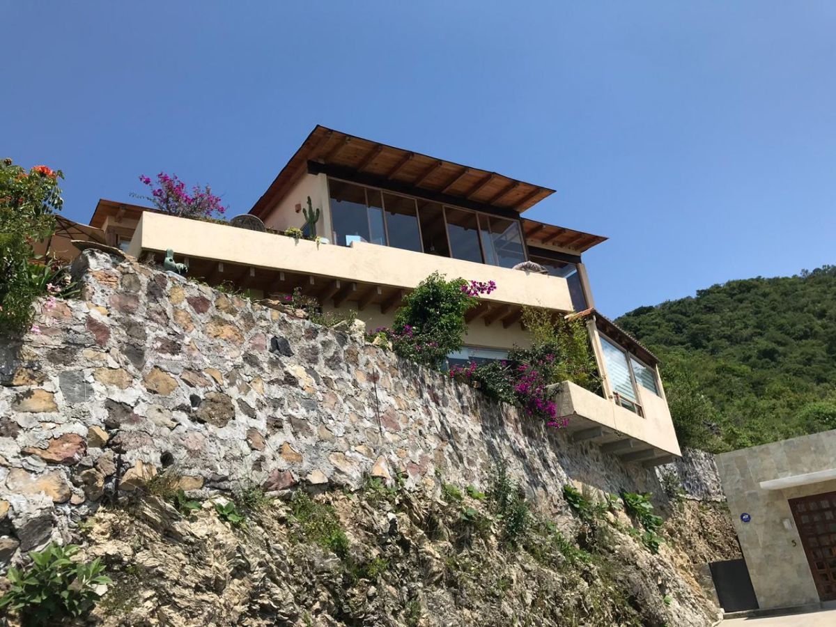 36 of 36: Construída sobre una montaña de Cuarzo.