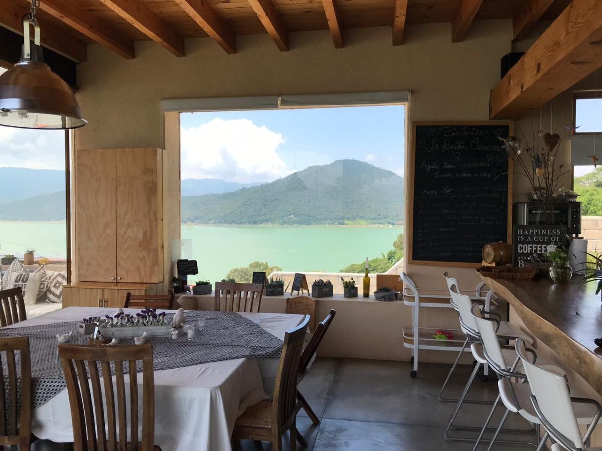 7 of 36: Sala que se incorpora al jardín, cocina, terraza y patio