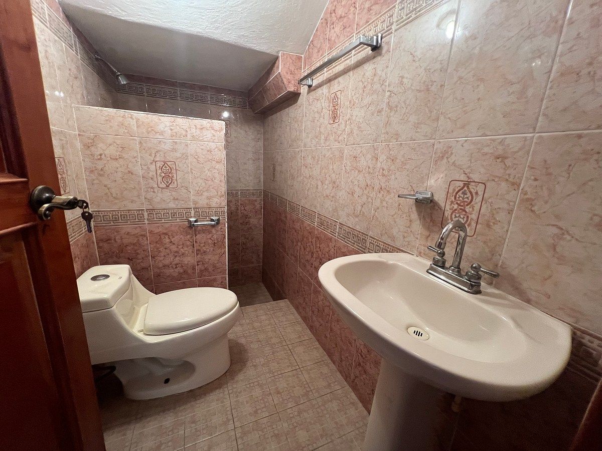 Baño planta baja, foto 8 de 47