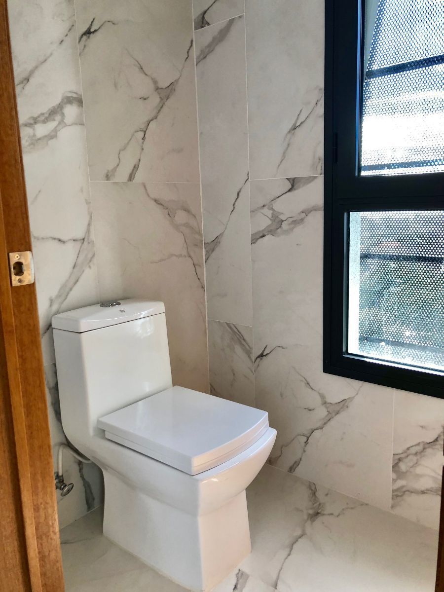 3 of 19: 1/2 baño