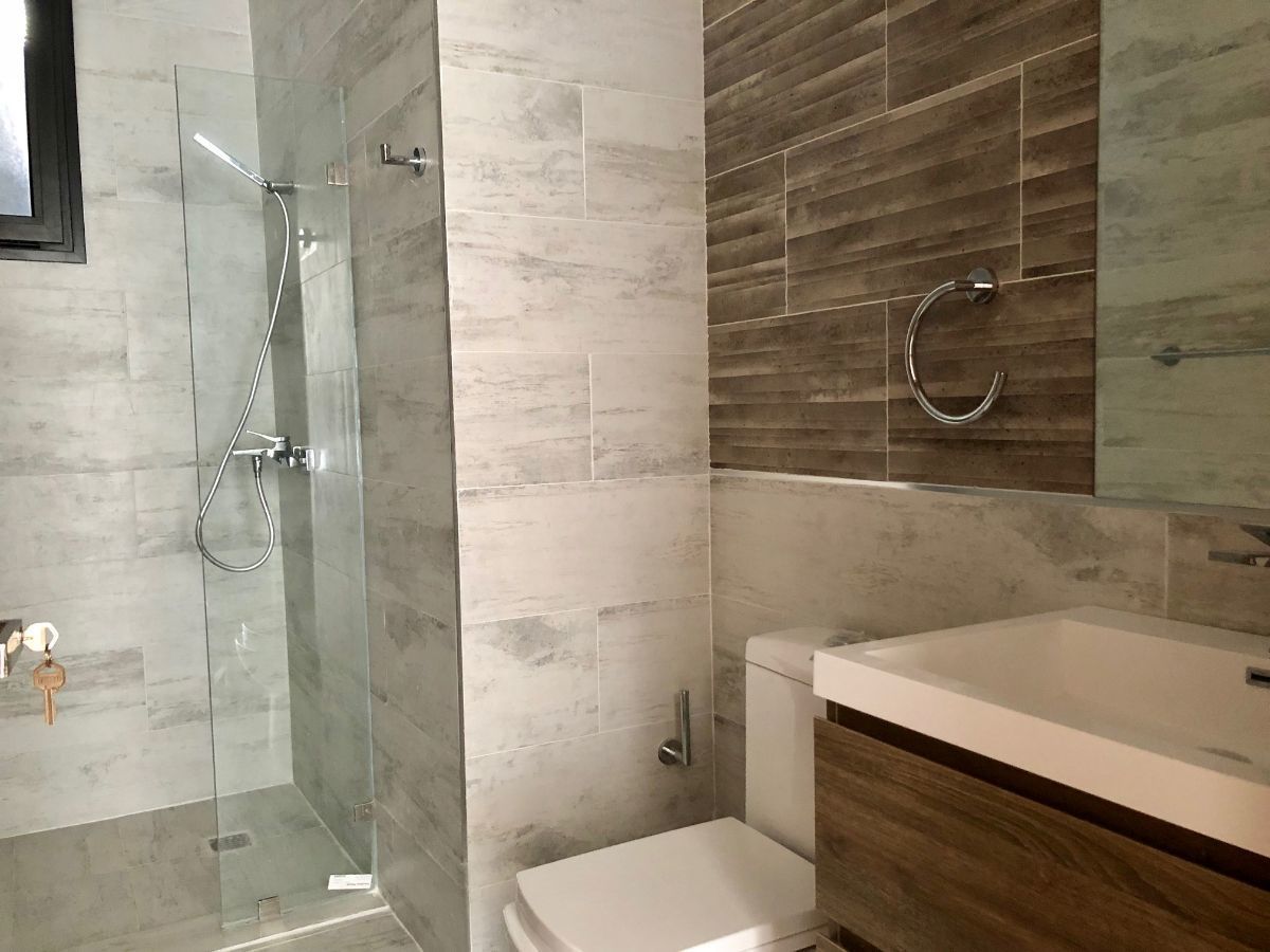 5 of 19: baño secundario