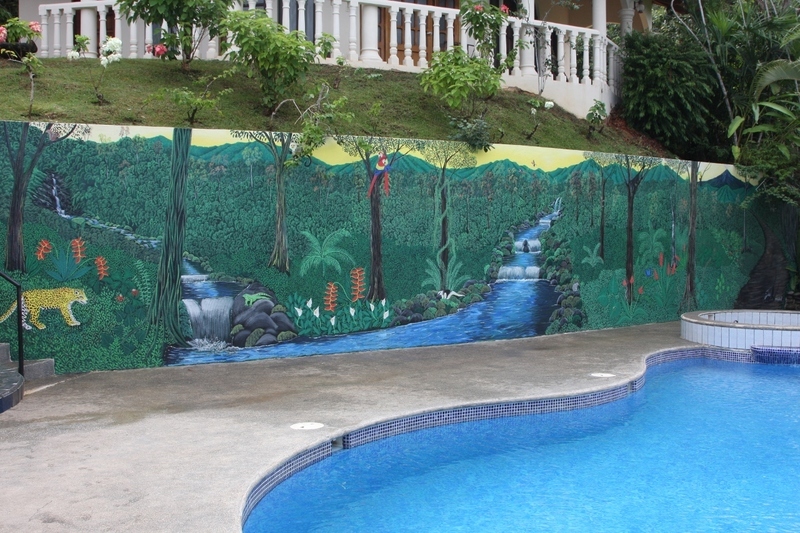 4 de 31: Pool and Mural